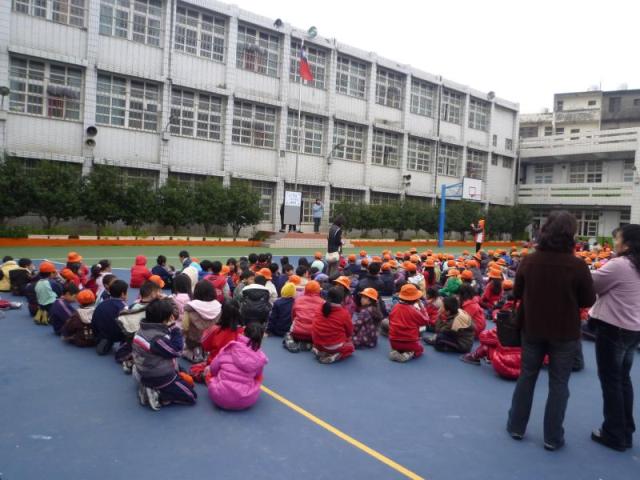哇..溼冷了這麼多天.....今天終於好天氣......期待好久的護士阿姨終於可以為我們做護眼操演示了.