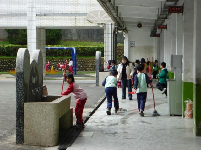 第三棟一樓認真打掃的人兒 