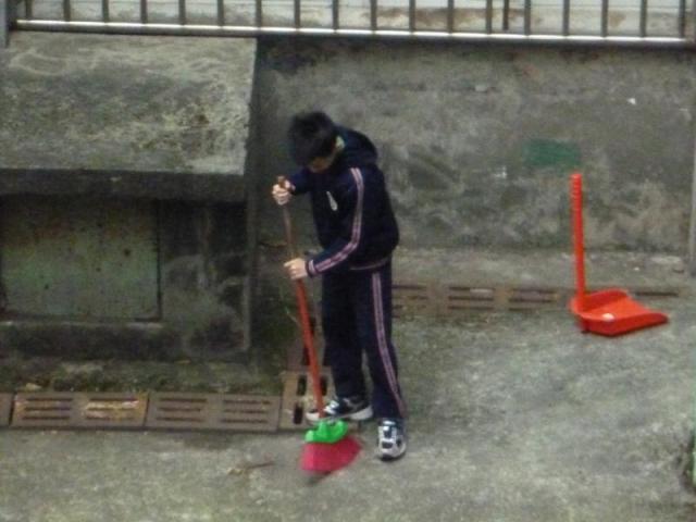 第三棟一樓文化園認真打掃的小朋友...