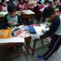 將        剪出的成品貼在圖畫紙上