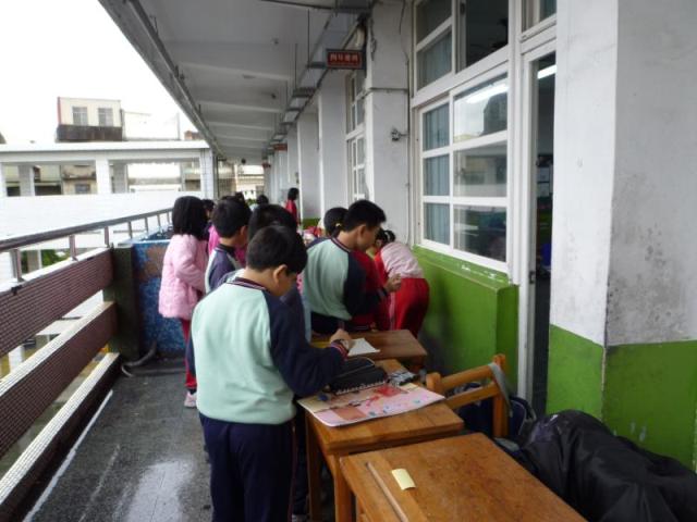 東西要放好,,,,,不要影響別人行進喔.....