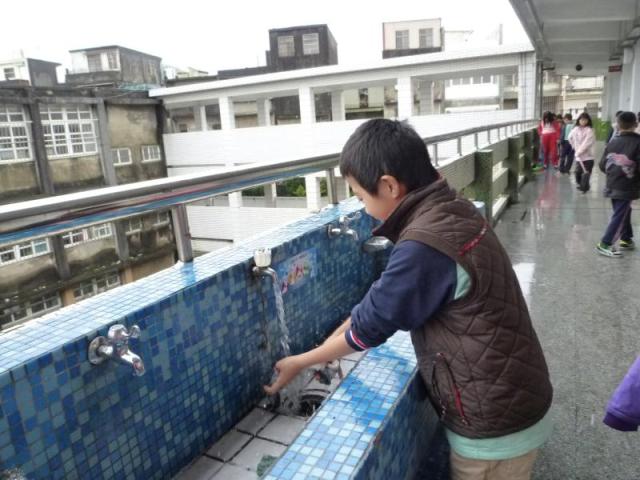 所以抺布要常用水洗.....把髒水洗去教室更快乾淨喔......