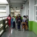 隔壁班也很用心打掃中......