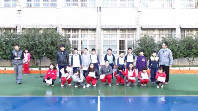 本校楊校長與全體巧固球隊選手合影