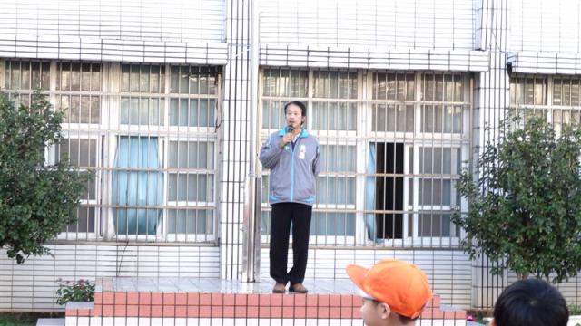 校長殷殷教誨--學生凝神聽講