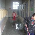 廁所內正在清理中