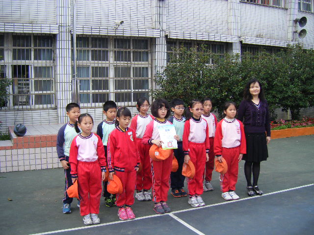 學生與月梅主任合影