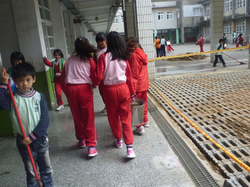 第三棟一樓認真工作的小朋友.......