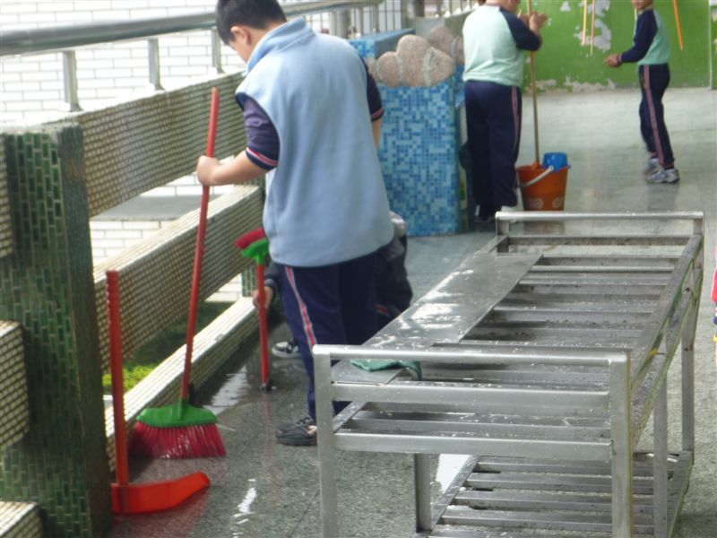 第三棟二樓走廊上認真工作的小朋友.......