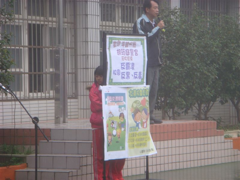 由我們的大家長校長來為我們開場說明校園和諧的重要.... 