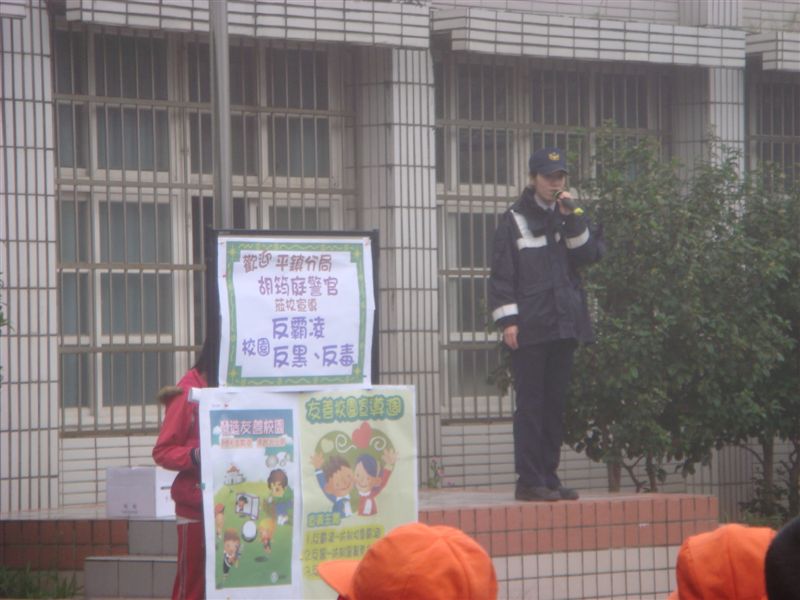 二月一日上路的法規是坐車無論開車還是乘車的人都要繫安全帶......