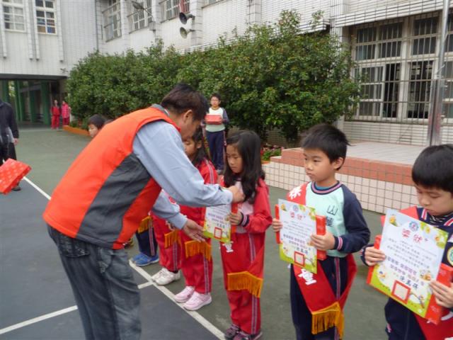 本班市模範兒童家柔接受校長頒獎狀及禮物喔