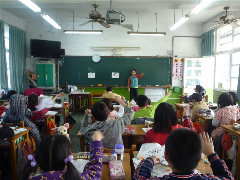 小老師上臺教大家寫生字筆順 
