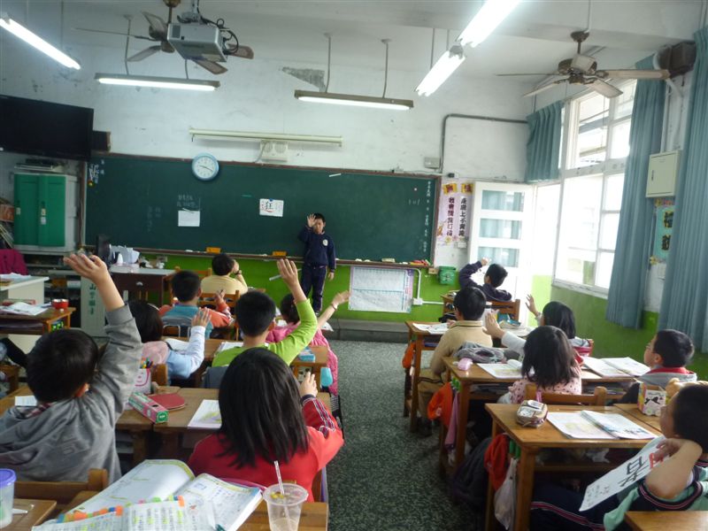小老師上臺教大家寫生字筆順 