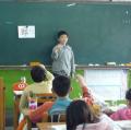 小老師上臺教大家寫生字筆順 