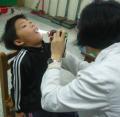 男生檢查牙齒