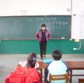 老師教學生唱泰雅族語歌謠