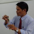 老師示範鸚鵡捏麵教學