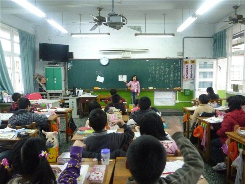 小老師上臺教大家寫生字筆順 