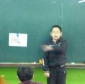 小老師上臺教大家寫生字筆順 