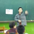 小老師上臺教大家寫生字筆順 