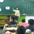 小老師上臺教大家寫生字筆順 