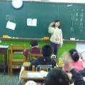 小老師上臺教大家寫生字筆順 