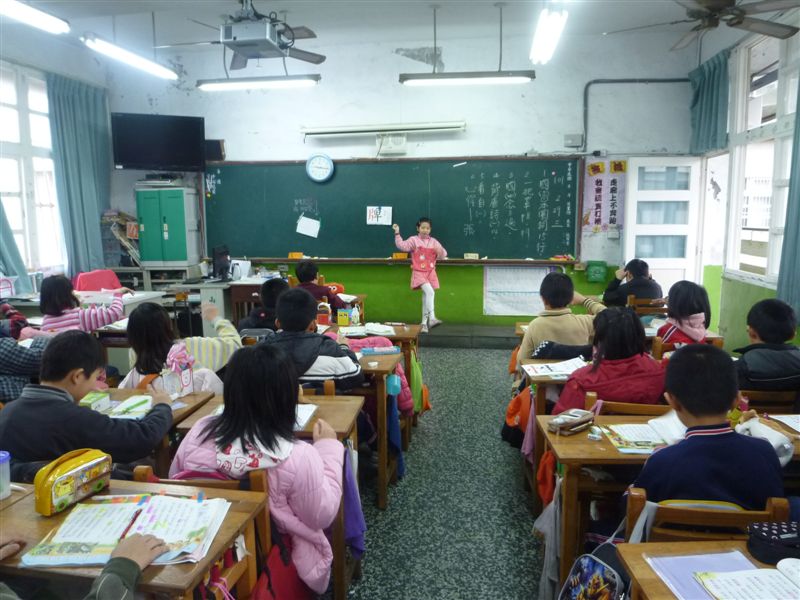 小老師上臺教大家寫生字筆順 