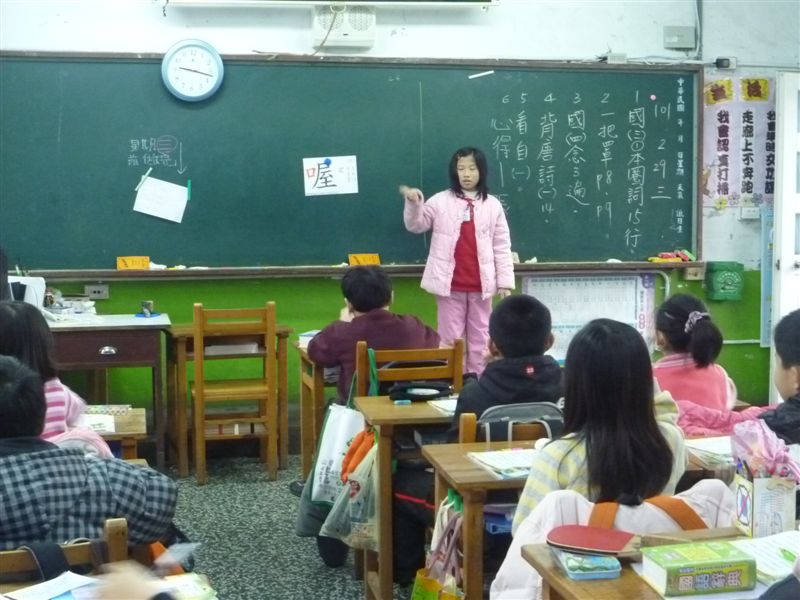 小老師上臺教大家寫生字筆順 