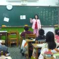 小老師上臺教大家寫生字筆順 