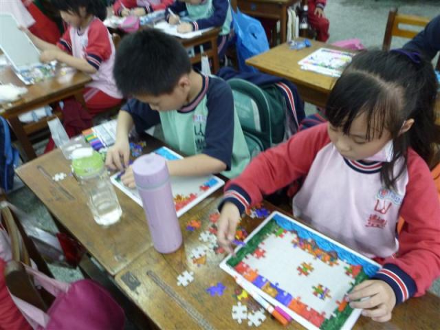 比比看誰的拼圖功夫了得
