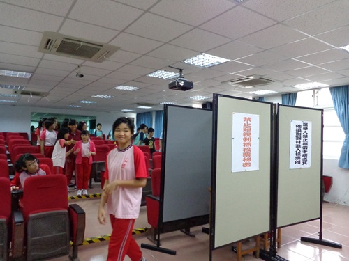 首創電腦投票，點選心中候選人輕鬆離開