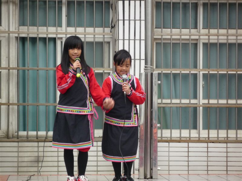 學生用布農族語向大家問候