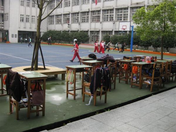 桌子抬到外面晒