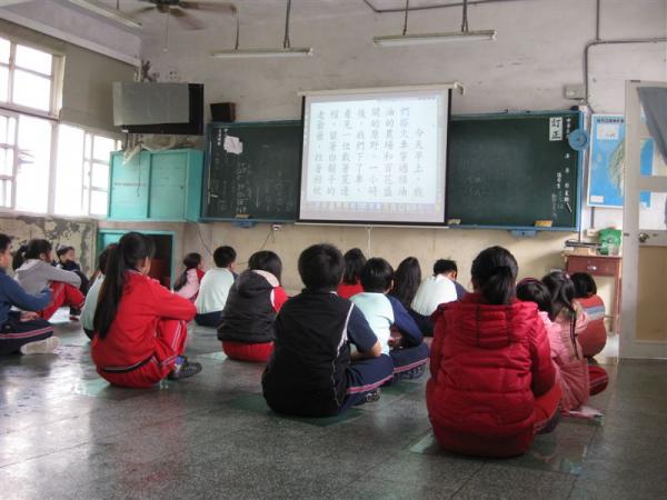 第一次坐在地板上上課