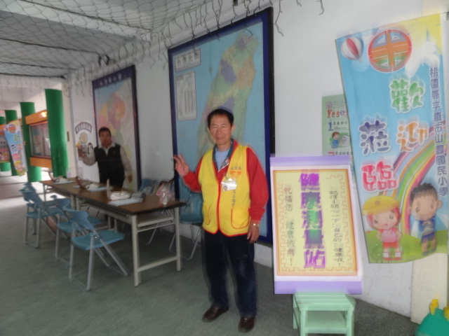 健康檢查站..感謝志工--陳爺爺全力投入..做公益