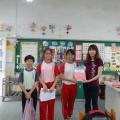 請導師--鄒佳芳老師頒獎給「感恩護蛋體驗活動」學習單寫作優良學生