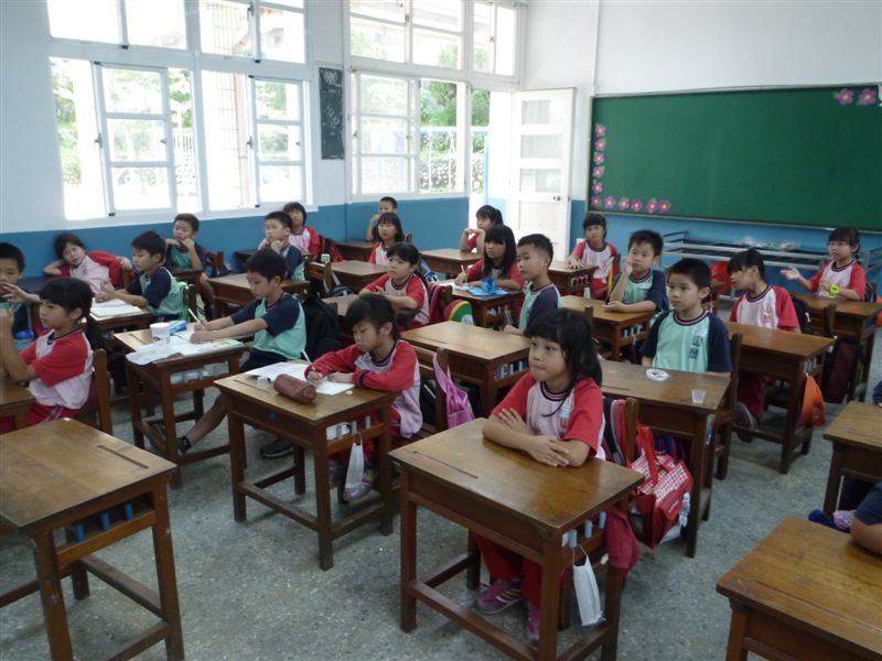 因應教師節快到了....學校請小朋友製作敬師卡