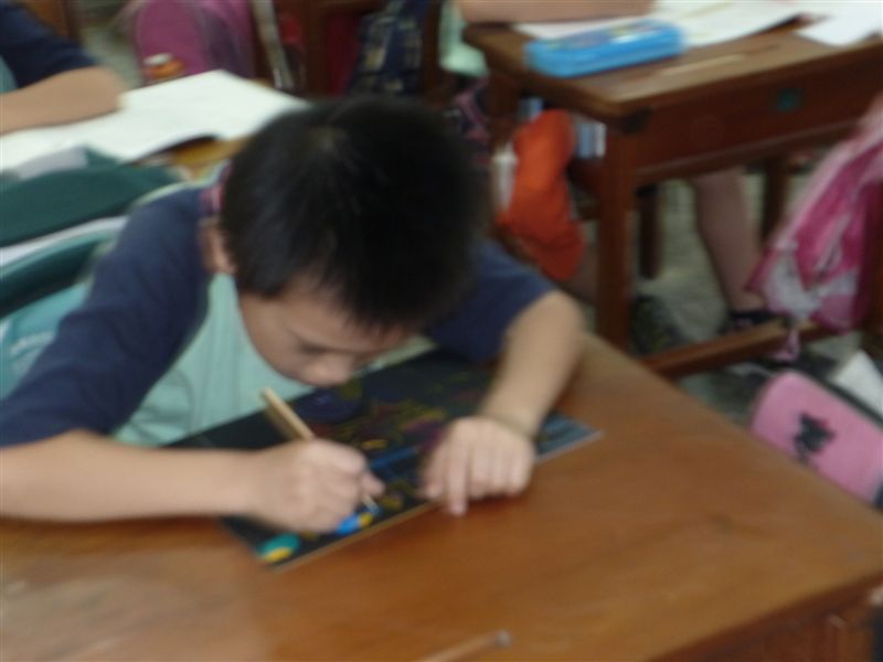 小朋友都非常新奇.....一根牙籤就可以作畫!!