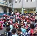 避免危險....等地震狀況解除放下書包