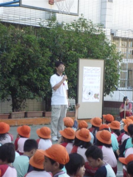 叮嚀小朋友....希望常規更落實....服裝儀容也要注意呦..