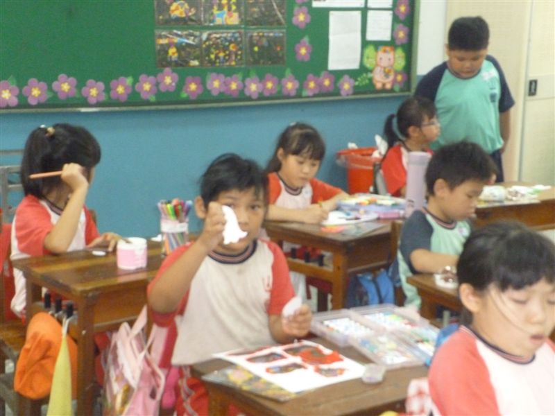 迫不急待的聽美倫師說明就等不及要領取美勞材料了