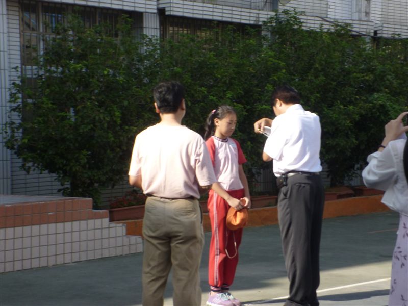大姐姐參加小桃子徵文比賽得獎了....大家都為她開心