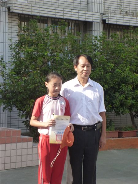 可以和校長拍照真是值得獎勵的一件事了