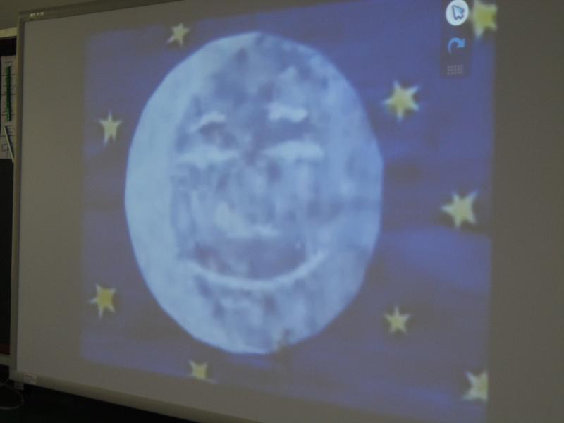 在中秋佳節來臨前, 和學生分享一個跟月亮有關的可愛故事-Papa Please Get the Moon for Me, 故事中有小女孩的天真, 和爸爸傻傻&無私的愛^0^