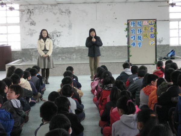 老師提醒同學不要遲到