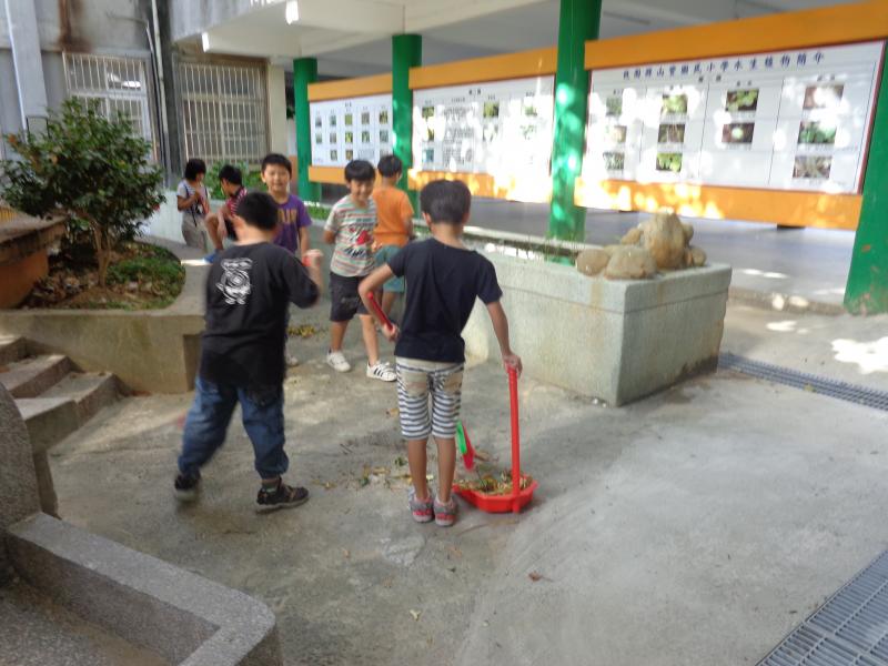 大家一起清理校園