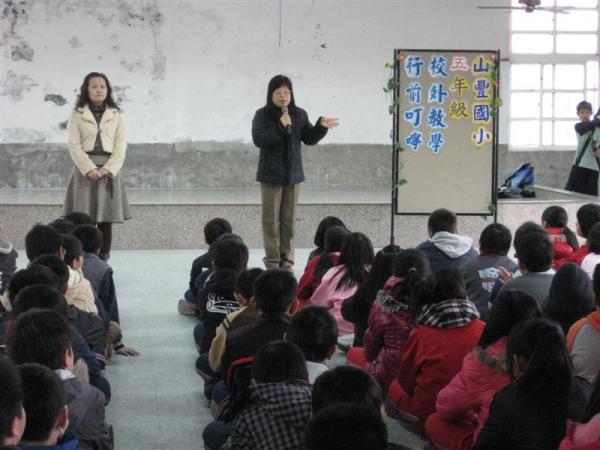 老師提醒同學要注意安全
