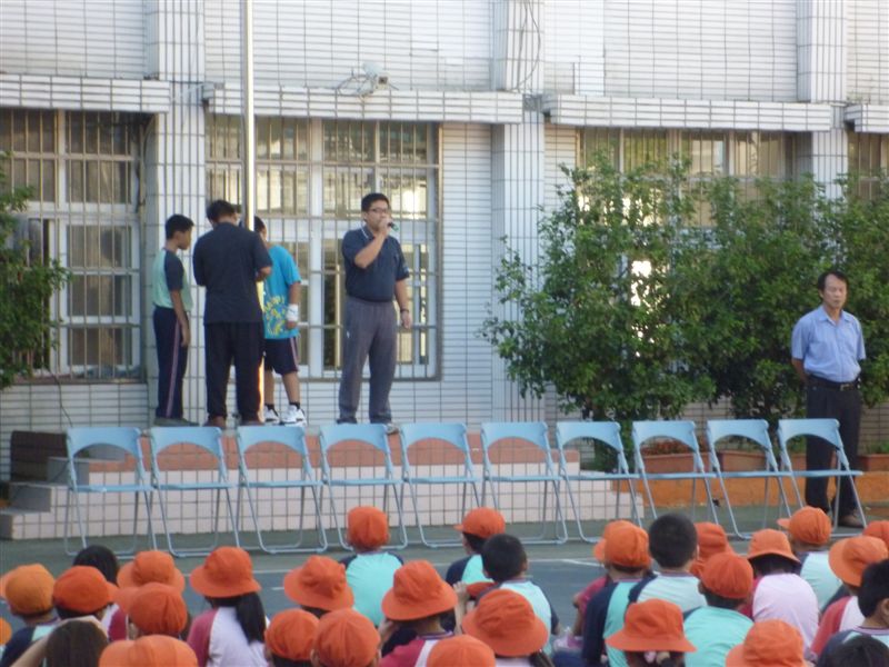 總務呂 主任提醒所有的小朋友要愛惜新旳操場....回家也要記得和家人宣導