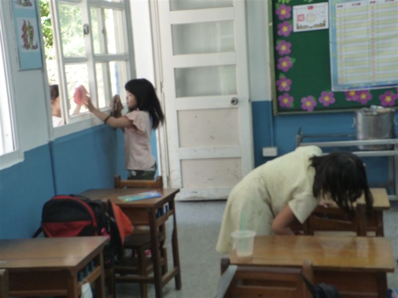 全校各個角落定期實施消毒作業
